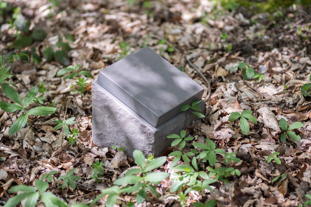 Ein Gedenkstein aus Ahrgrauwacke für Ihre Waldgrabstätte